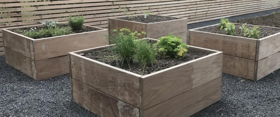 plantenbakken uit ipéhout op terras 