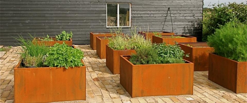 verschillende plantenbakken uit cortenstaal op terras