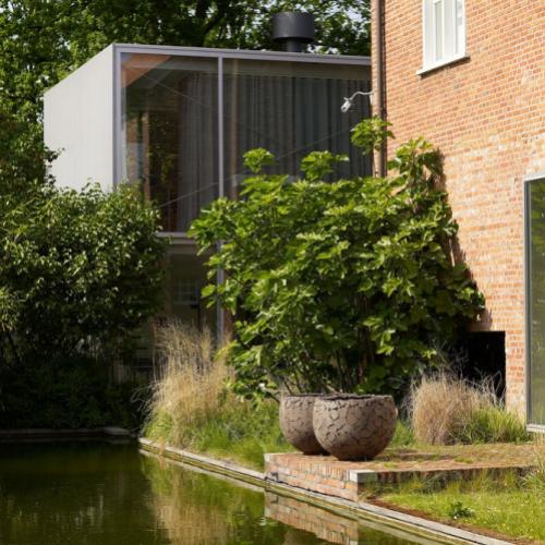 potten als objecten aan vijver geïntegreerd in de tuin 