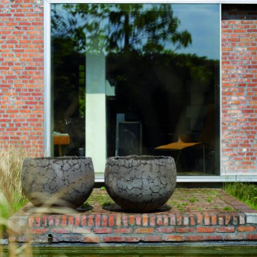 potten als objecten aan vijver donkergrijs