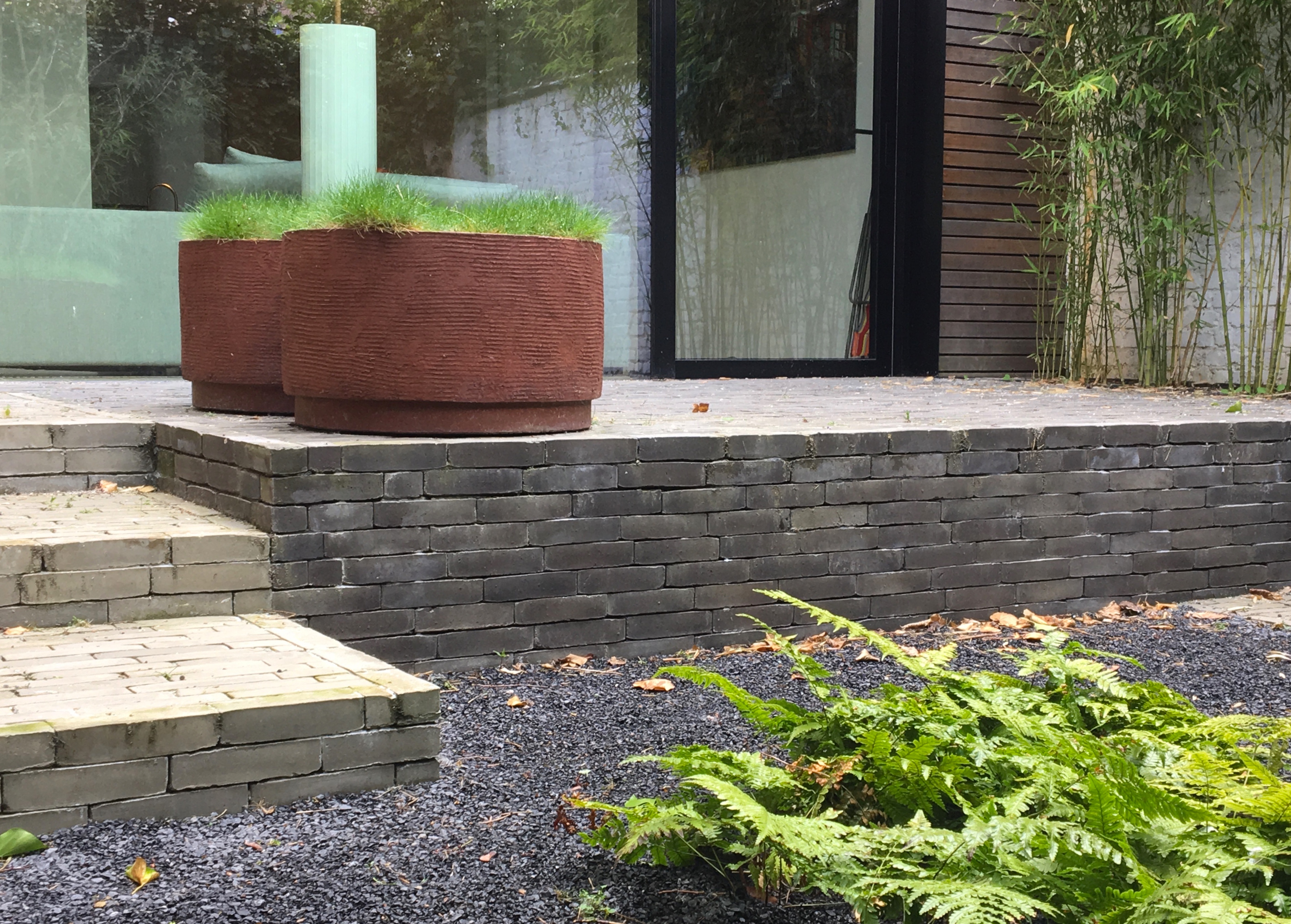 potten van atelier vierkant op terras met varens