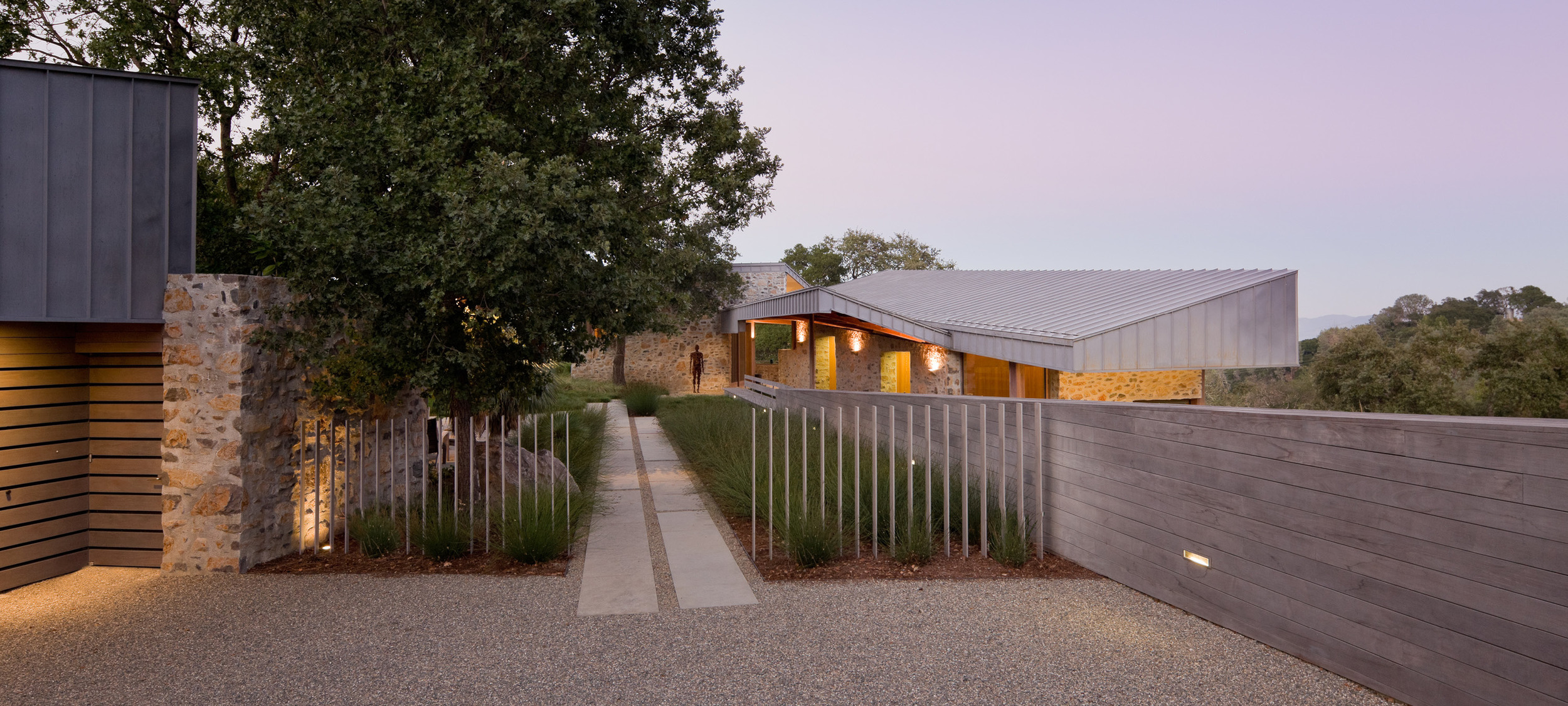 andrea cochran strakke elementen met groene accenten aan woning 