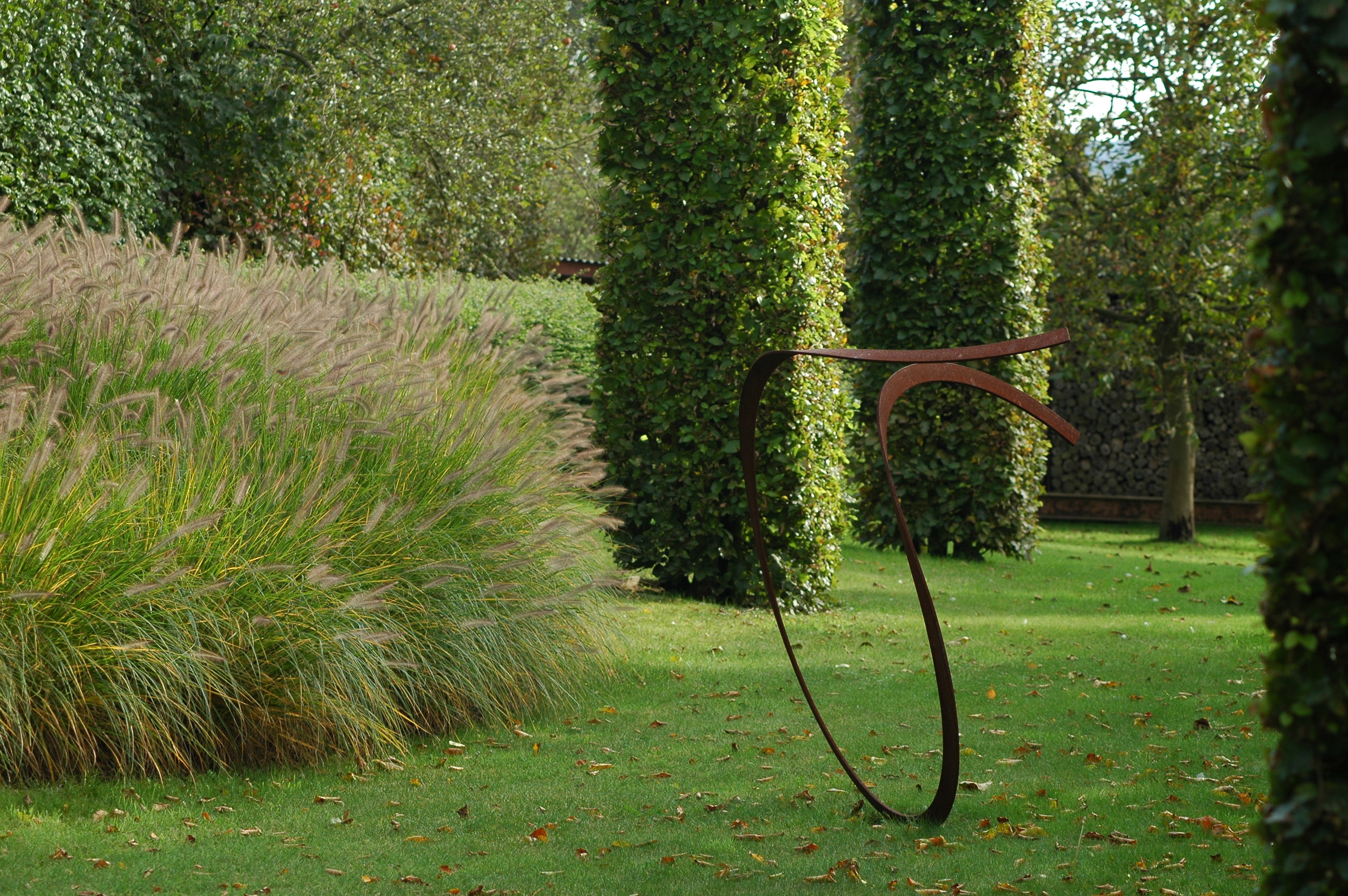 kunstobject uit ijzer in tuin 